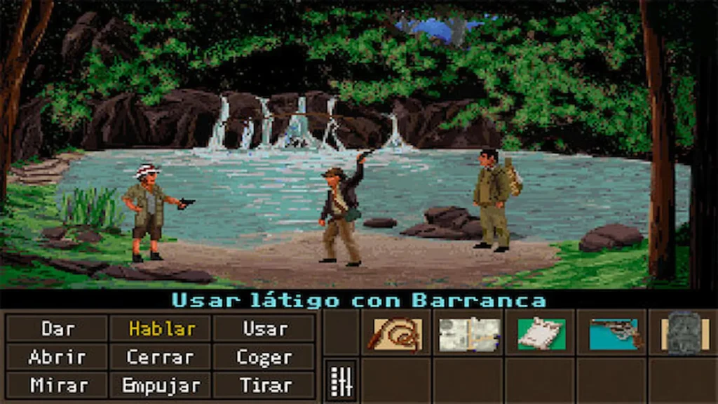 Indiana Jones usa su látigo junto al río enfrentando a Barranca en busca del arca perdida.