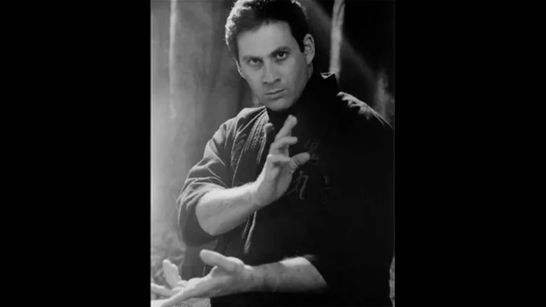 Frank Dux haciendo una pose de su arte marcial Kumite. Foto en blanco y negro.