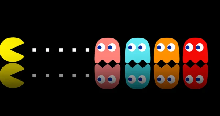 El comecocos avanzando para devorar a 4 fantasmas de colores en un fondo negro. Portada para el análisis de Pac Man en Orgullogamers.