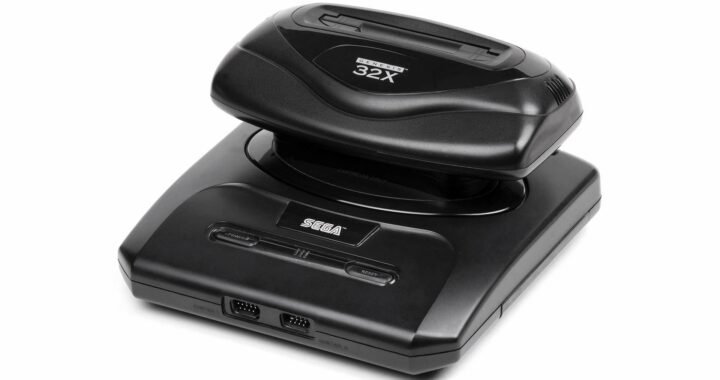 Una Sega 32X montada en una consola Mega Drive sobre un fondo blanco.