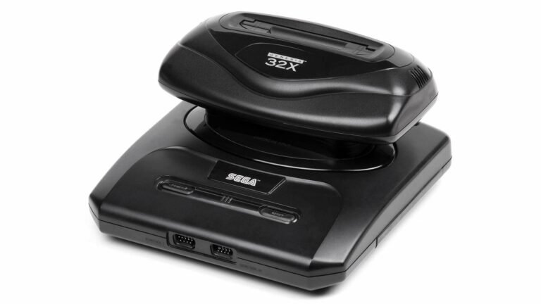 Una Sega 32X montada en una consola Mega Drive sobre un fondo blanco.
