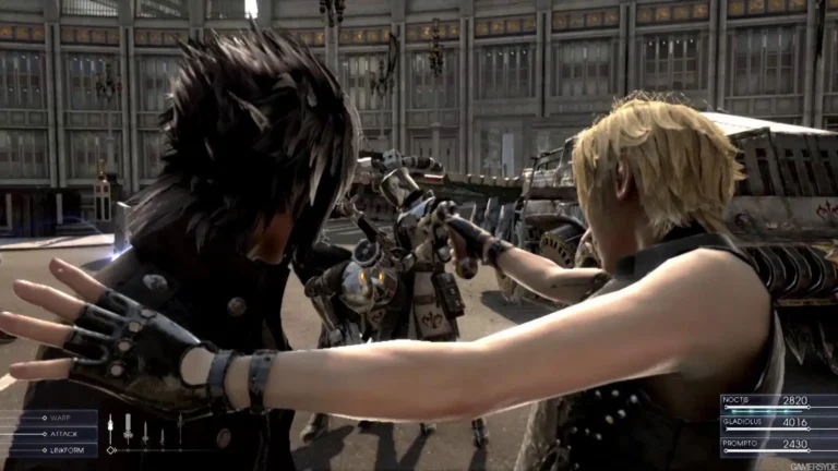 Dos chicos, uno con pelo oscuro y otro rubio, apuntando con una pistola a unos soldados en una ciudad iluminada durante el vídeo de la demo de Final Fantasy XV.