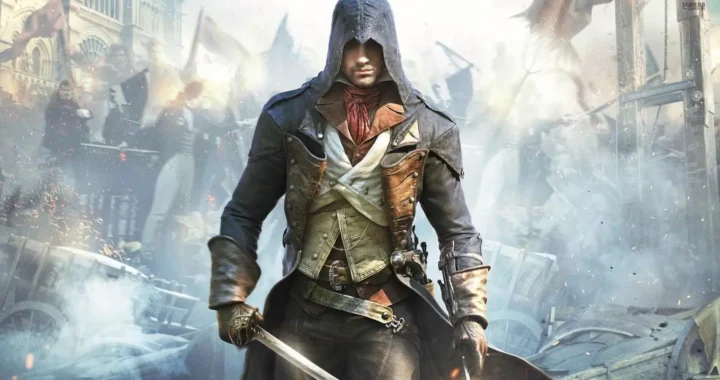 Arno, vestido con su túnica azul de Asesino y armado con una pistola y una espada, caminando hacia la cámara para el análisis de Assassin's Creed: Unity.