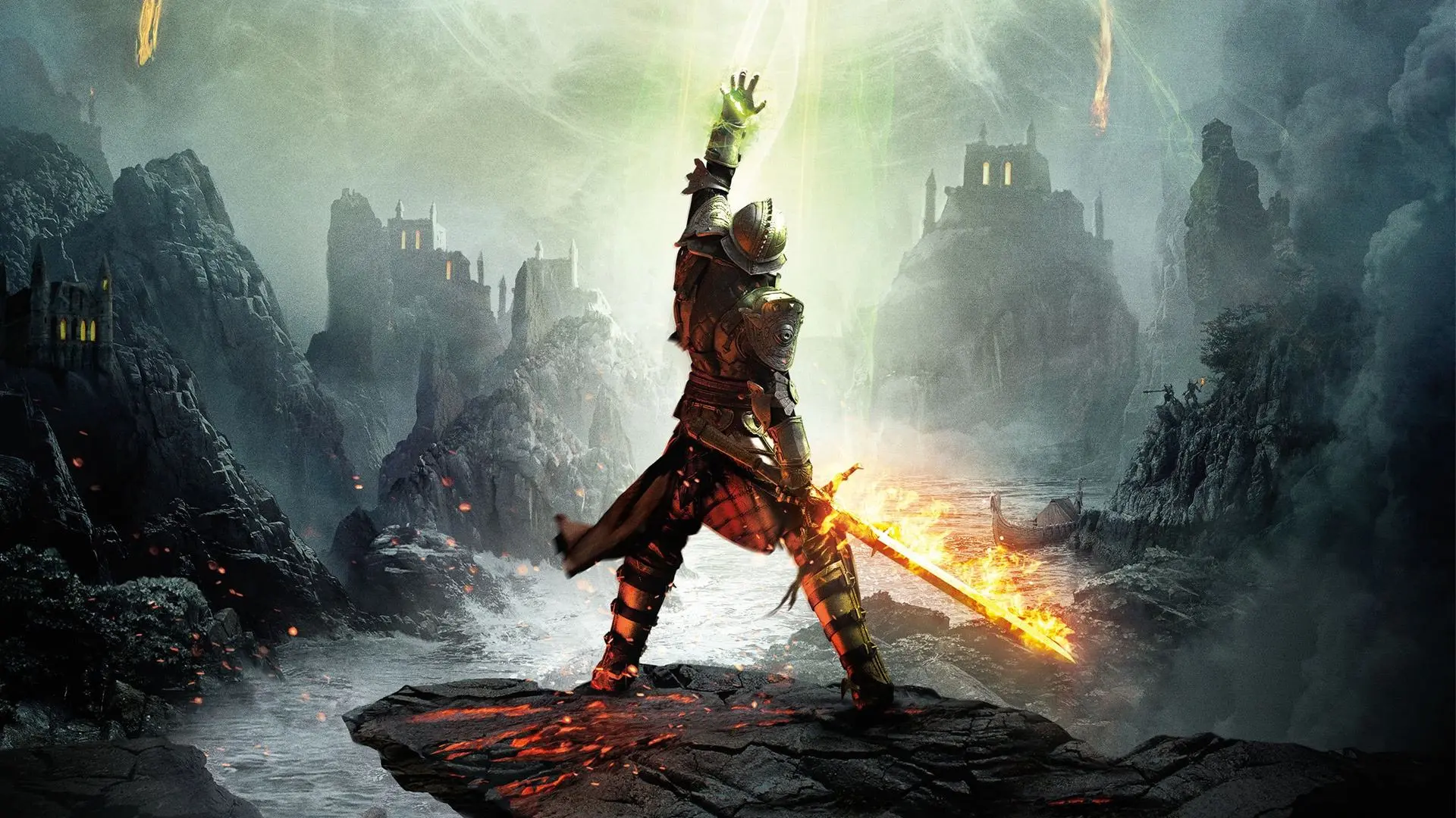 Un caballero, con la mano levantada apuntando al cielo y una espada en llamas, sobre una roca con un castillo difuminado entre niebla al fondo, formando la portada de Dragon Age: Inquisition.