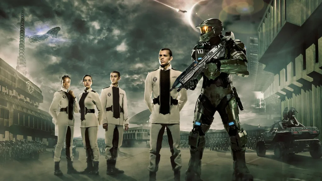 Master Chief y cadetes militares en escenario futurista de videojuegos adaptados al cine de Halo.