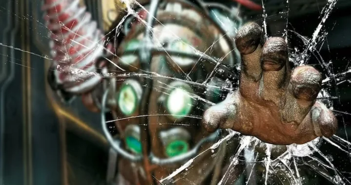 Mano atravesando cristal revelando Big Daddy desenfocado en videojuegos adaptados al cine de BioShock.
