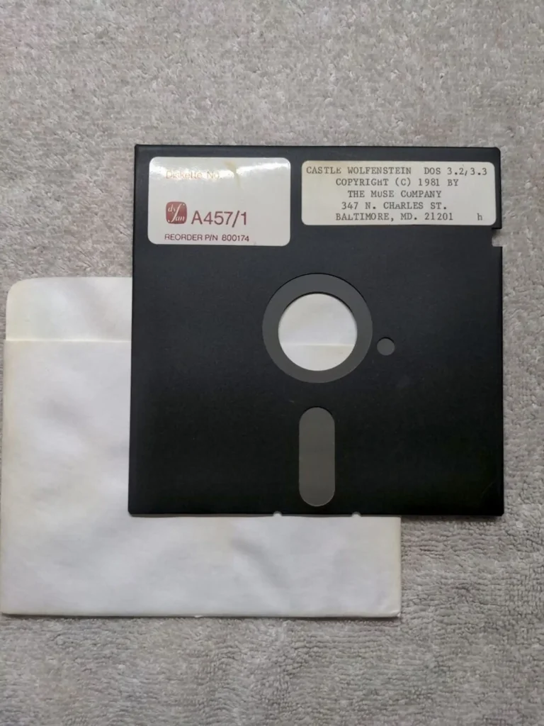 Disquete de 5¼ pulgadas con etiqueta de Castle Wolfenstein para DOS, fechado en 1981 por The Muse Company.