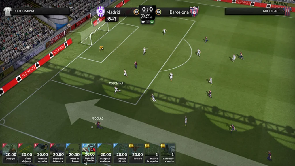 Análisis: FX Futbol 2015 2 Un campo de fútbol verde con una flecha blanca trazada en la parte baja, una captura del videojuego Fx Futbol 15.