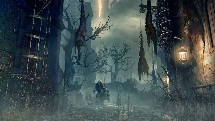 El escenario de Bloodborne: la clave del juego de Miyazaki 2 Un escenario de Bloodborne presentando una calle entre dos casas, lleno de suciedad, poca iluminación y con un monstruo en el horizonte.