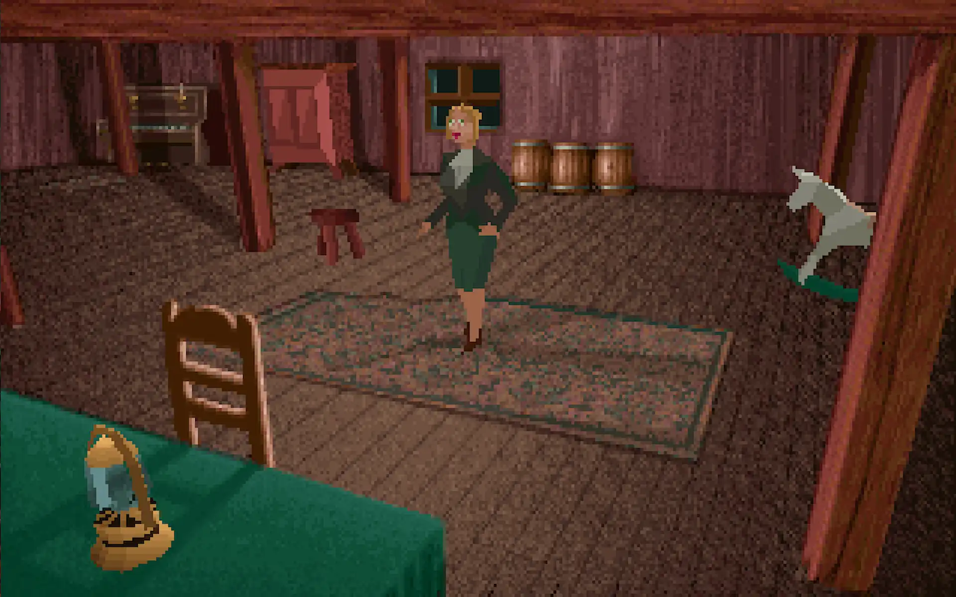 Protagonista explora una habitación del ático iluminada por una lámpara en el clásico Alone in the Dark.