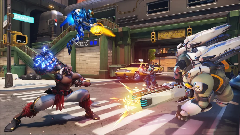 Doomfist, Winston y Pharah combaten en una calle de Nueva York en una intensa escena de acción de Overwatch.