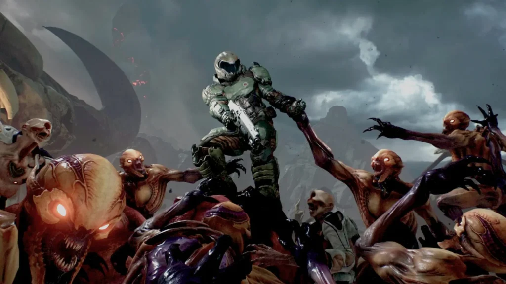 El Doom Slayer de Doom (2016) se alza sobre un grupo de demonios que lo rodean, apuntando su escopeta en plena batalla infernal.
