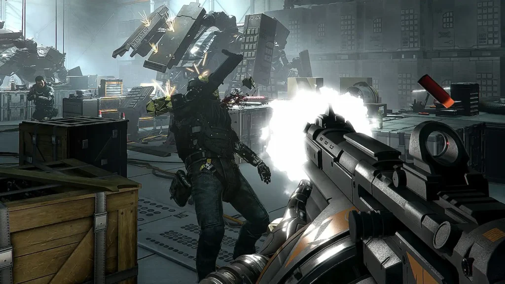 Disparo con escopeta a un enemigo en un almacén futurista lleno de cajas y robots en Deus Ex: Mankind Divided.
