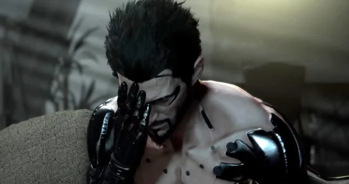 Adam Jensen aparece abatido y con gesto de dolor, mostrando sus implantes cibernéticos en Deus Ex: Mankind Divided.