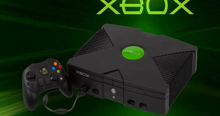 La consola Xbox original y su mando aparecen sobre un fondo verde para celebrar 15 años de Xbox.