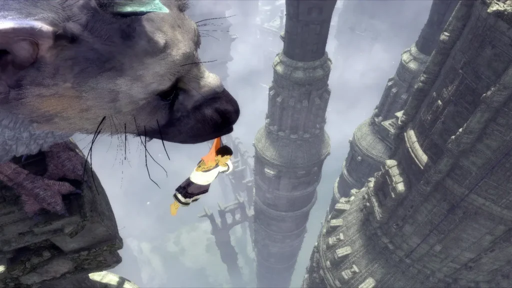 Trico rescata al niño de caer al vacío en unas torres en The Last Guardian en un escenario repleto de columnas antiguas.
