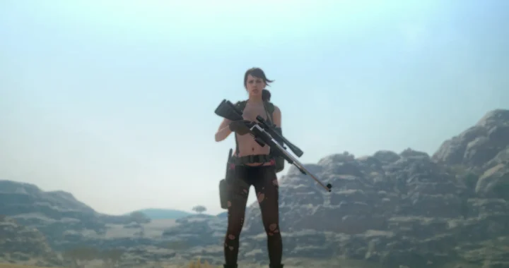 Quiet, siendo ejemplo de la representación femenina en Metal Gear, sosteniendo su rifle sobre una duna en Metal Gear Solid V.