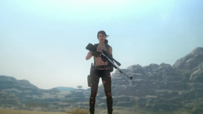 Quiet, siendo ejemplo de la representación femenina en Metal Gear, sosteniendo su rifle sobre una duna en Metal Gear Solid V.