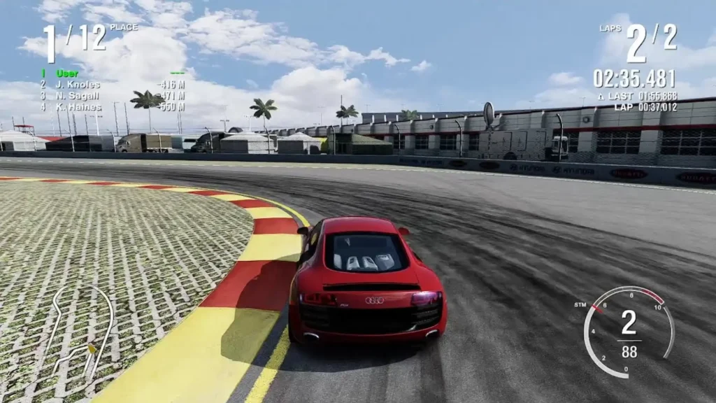 Audi R8 rojo compitiendo en pista en Forza 4, ejemplo de que son los videojuegos de simulación.