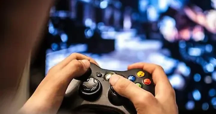 Jugador con mando de Xbox 360, dispositivo clave para definir que son los videojuegos de consola.