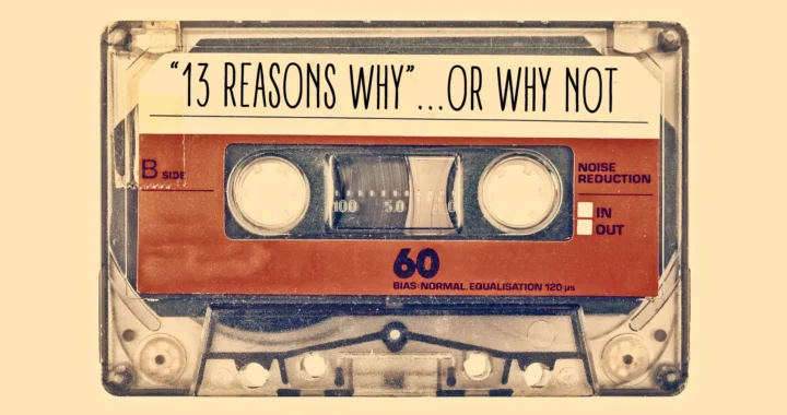 Un casete transparente y naranja sobre fondo amarillo donde se puede leer 13 reasons why.