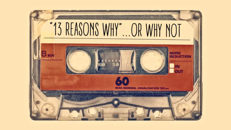 Un casete transparente y naranja sobre fondo amarillo donde se puede leer 13 reasons why.