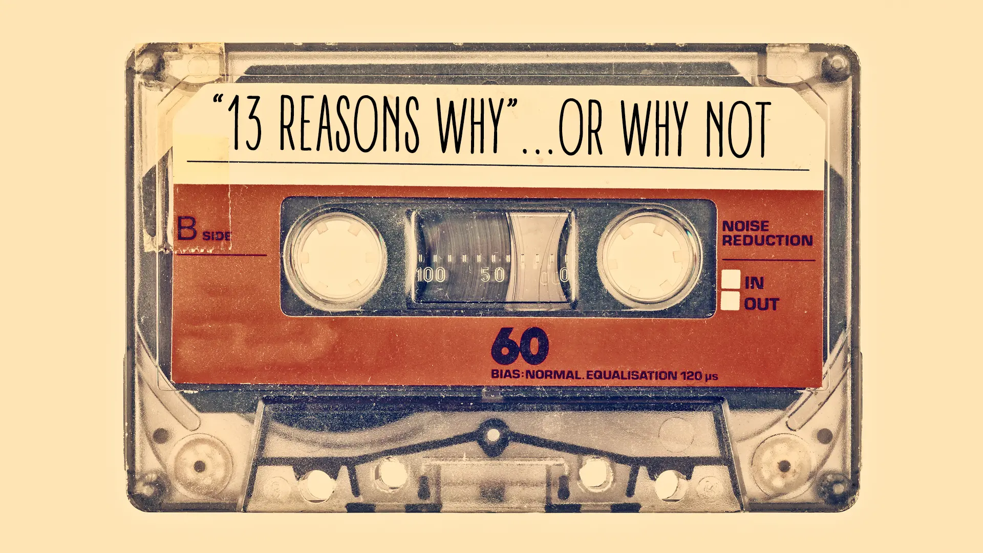 Un casete transparente y naranja sobre fondo amarillo donde se puede leer 13 reasons why.