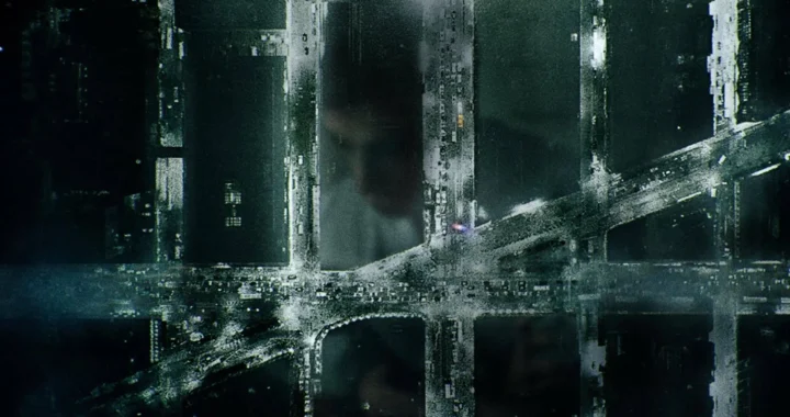 Un montón de carreteras interconectadas en la oscuridad, visto desde una perspectiva aérea, en la mini serie The Night Of.