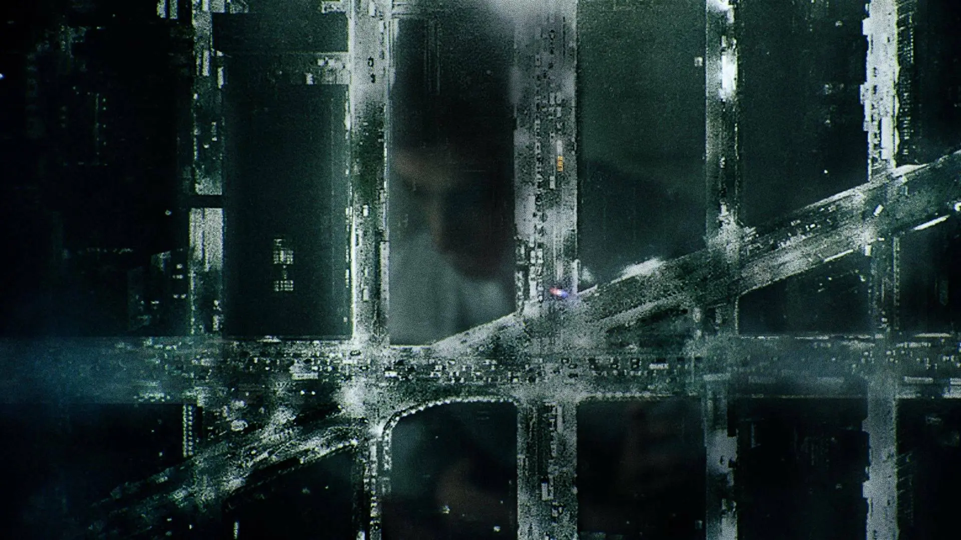 Un montón de carreteras interconectadas en la oscuridad, visto desde una perspectiva aérea, en la mini serie The Night Of.