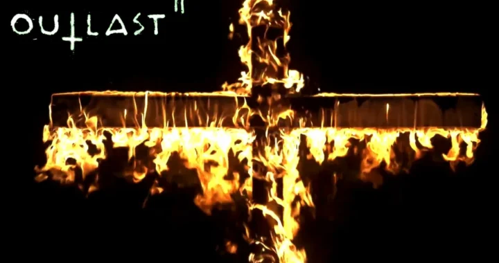 Cruz ardiendo en la oscuridad con el logo de Outlast 2 sobre fondo negro, símbolo del fanatismo en el juego.