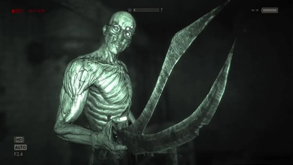 Mutante con gafas y enormes cuchillas mira a cámara bajo visión nocturna en Outlast 2.