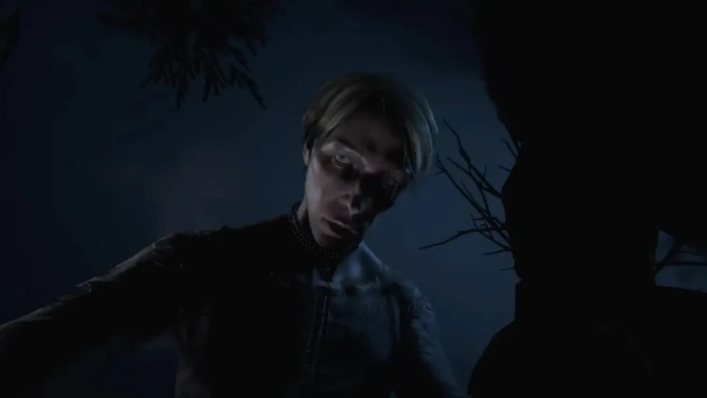 Val observa al protagonista con expresión perturbadora bajo la luz azulada de la noche.