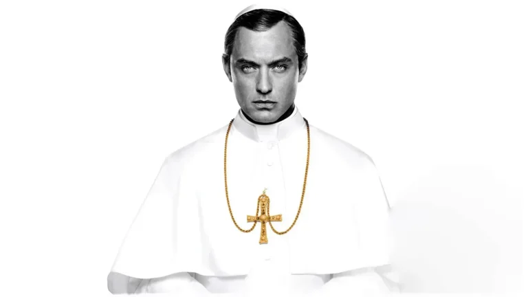 Jude Law, en su papel protagonista en The Young Pope, posando a cámara en blanco y negro sobre un fondo blanco.