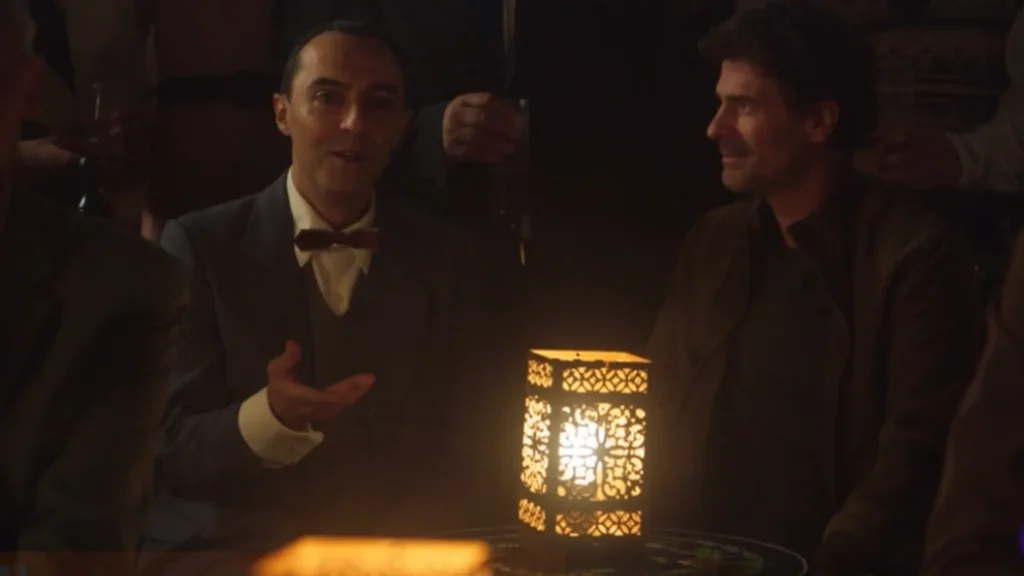 Federico García Lorca, interpretado por Ángel Ruiz, sonríe emocionado en un episodio memorable de El Ministerio del tiempo.