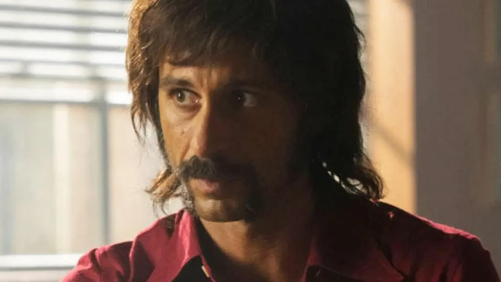 Pacino, el carismático policía de los 80 interpretado por Hugo Silva, investiga una misión en El Ministerio del tiempo.