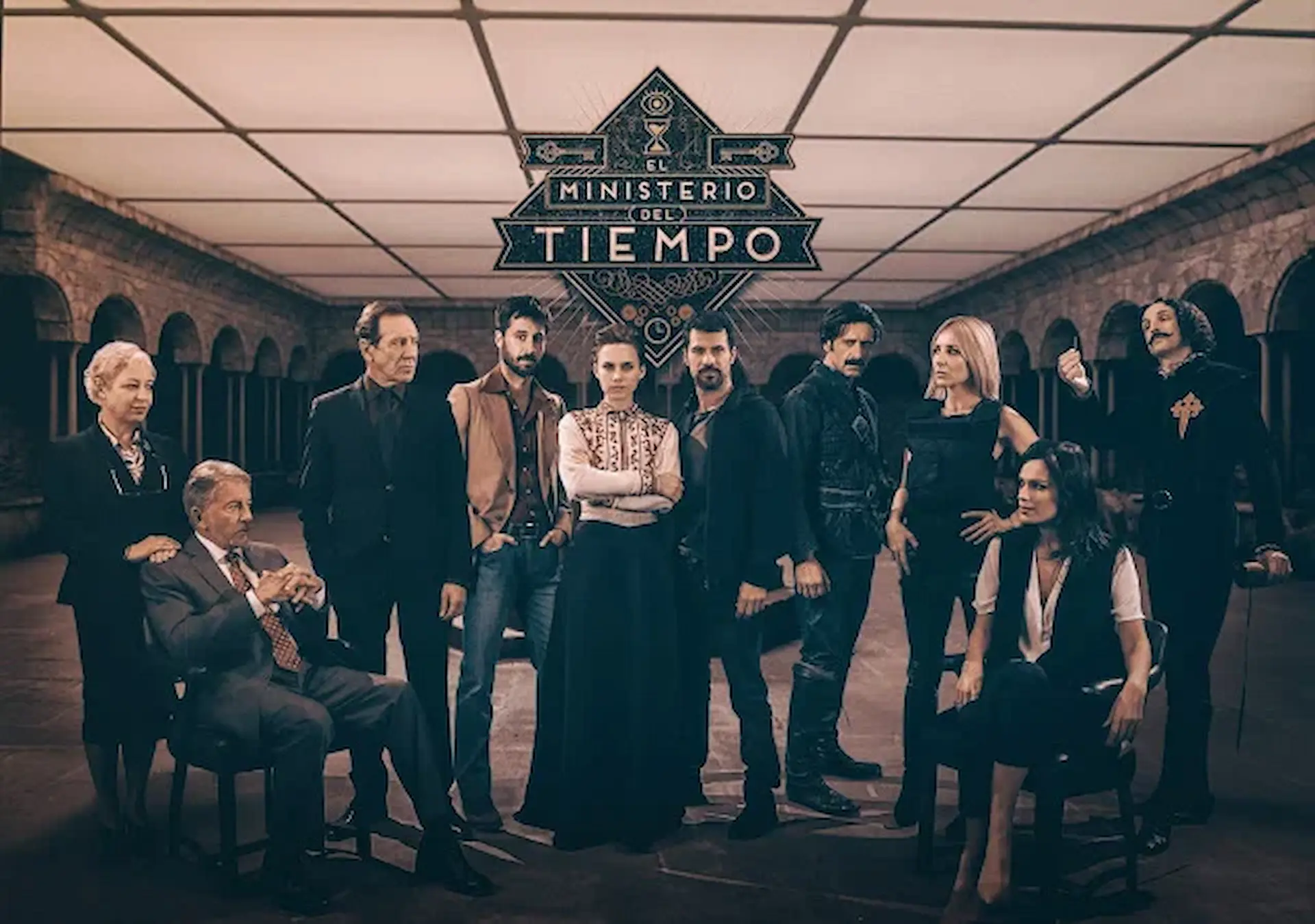 El elenco completo de agentes posa junto a la icónica escalera de caracol en el arte promocional de El Ministerio del tiempo.