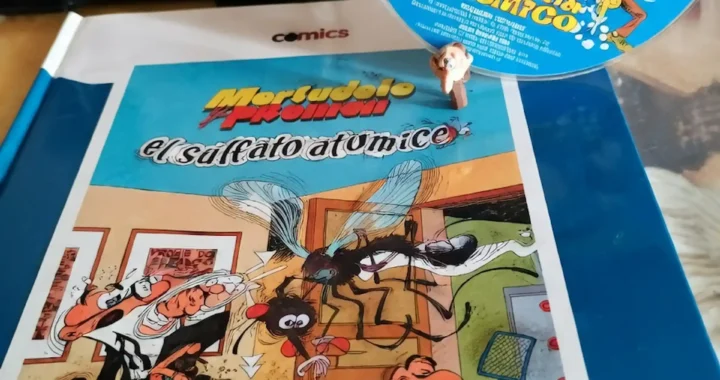Copia física de Mortadelo y Filemón: El sulfato atómico con su CD-ROM y el cómic original sobre una mesa.