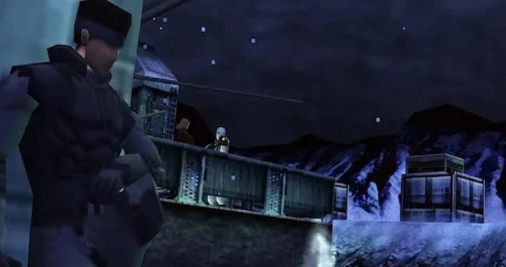 Solid Snake apoyado contra una pared frente a un helipuerto de noche en la base Shadow Mowses, inicio del juego Metal Gear Solid para PC.