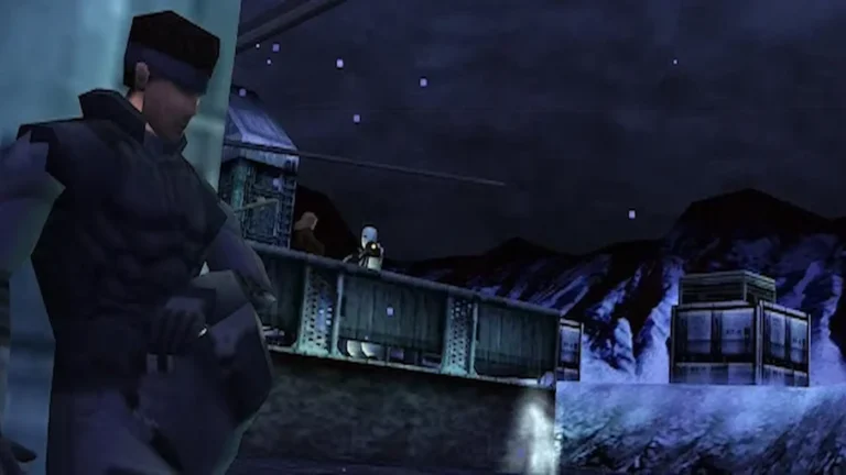 Solid Snake apoyado contra una pared frente a un helipuerto de noche en la base Shadow Mowses, inicio del juego Metal Gear Solid para PC.