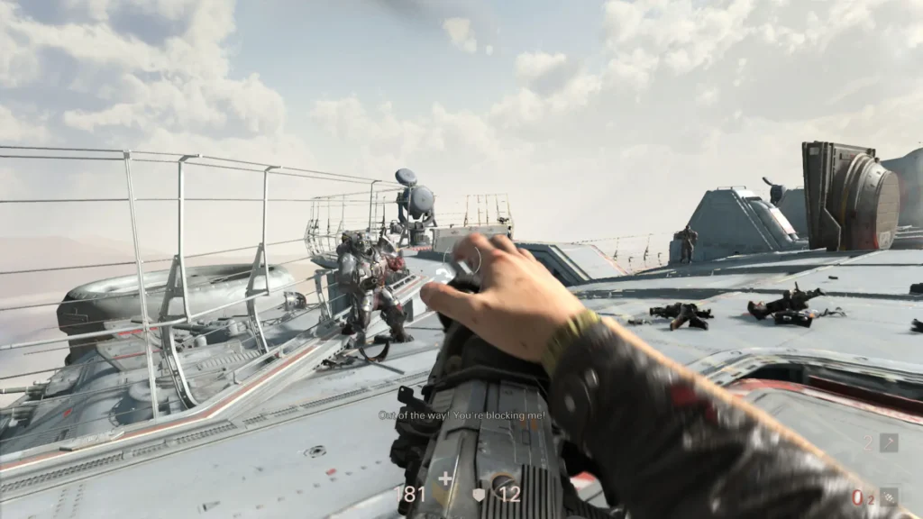 El protagonista lucha en la superficie del submarino mientras dispara a un soldado acorazado bajo un cielo nublado.