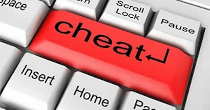 Una tecla de teclado roja y grande con la palabra "cheat" subraya el inicio de la trampa del cheater en los juegos.