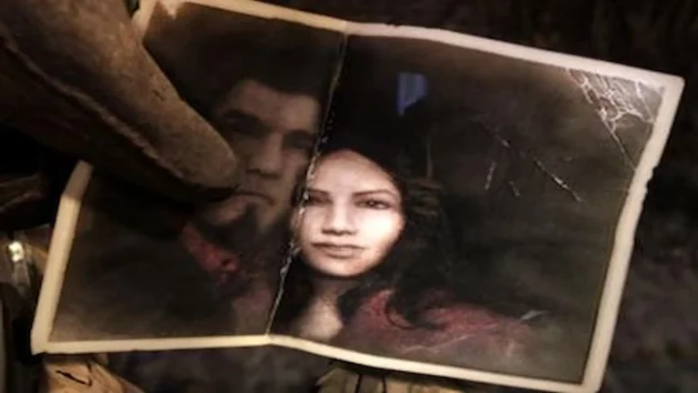 Dominic sostiene la foto de María en Gears of War, recuerdo doloroso ligado a romances en los videojuegos.