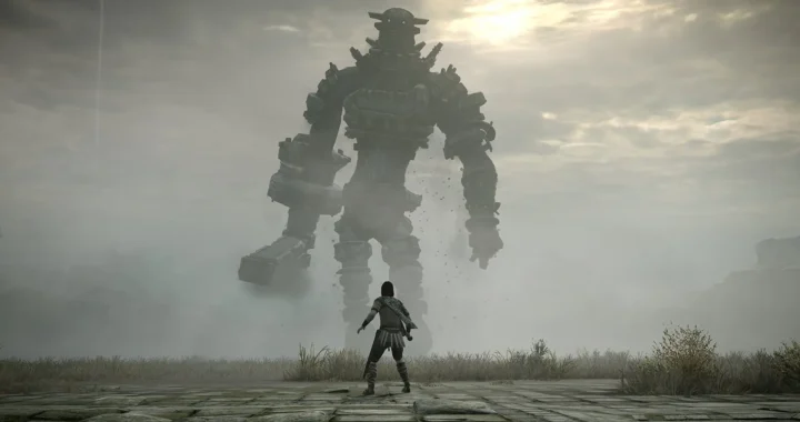 Wander se enfrenta solo a un coloso monumental entre la niebla en una llanura desolada de Shadow of the Colossus.