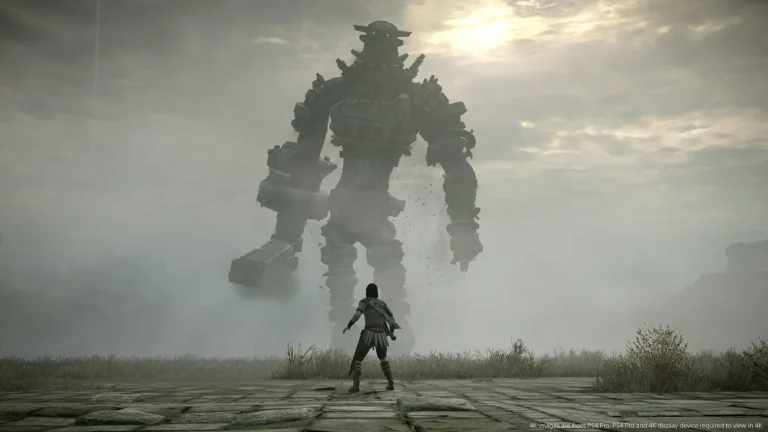 Wander se enfrenta solo a un coloso monumental entre la niebla en una llanura desolada de Shadow of the Colossus.