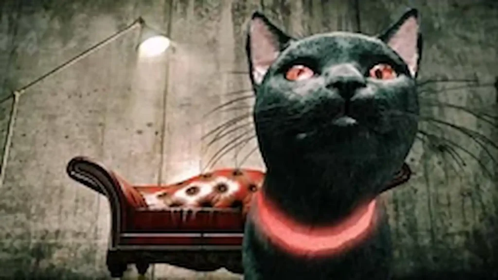 Gato negro de ojos rojos y collar brillante frente a un diván rojo bajo luz tenue del DLC de The Evil Within.