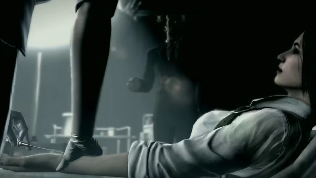 Agente Kidman recostada mientras un médico sostiene una jeringa en escena oscura del DLC de The Evil Within.