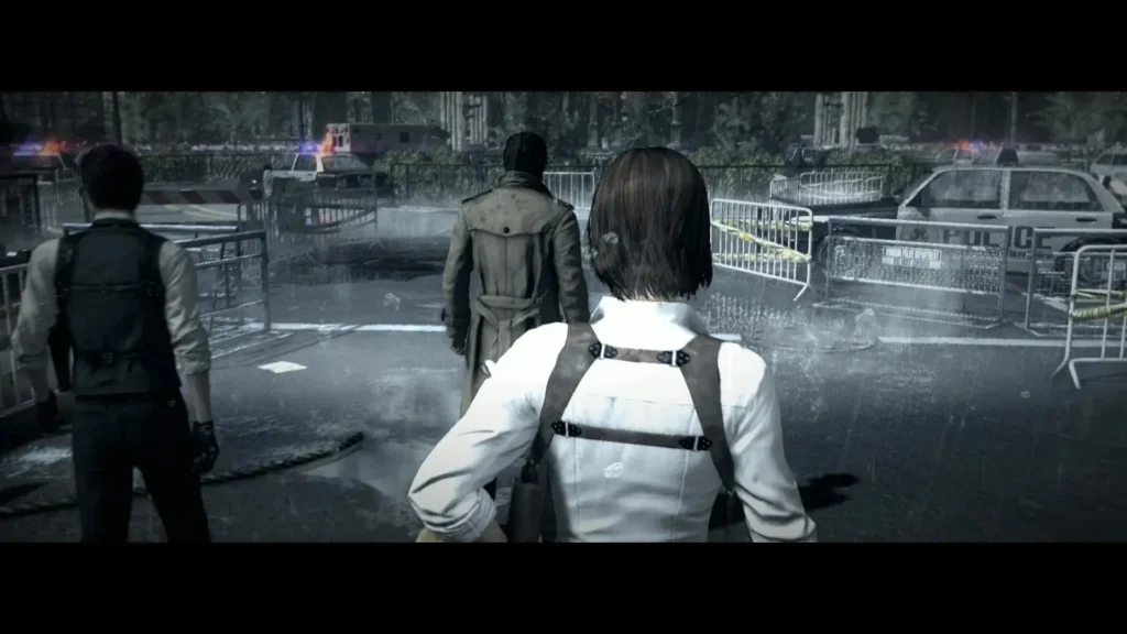 Tres agentes investigan una escena acordonada bajo la lluvia, inicio del caso central de The Evil Within.