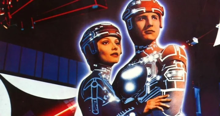 Los dos protagonistas de Tron abrazados y viendo al horizonte con un paisaje digital detrás.