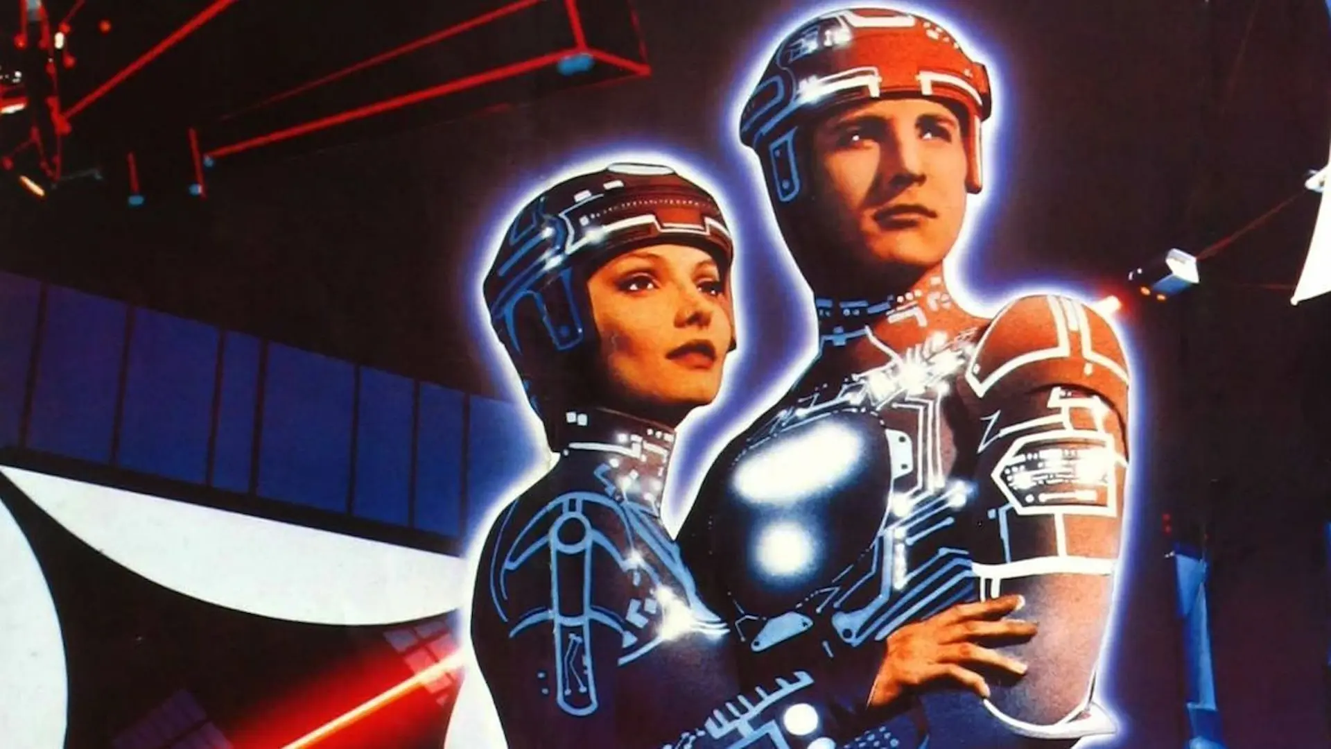 Los dos protagonistas de Tron abrazados y viendo al horizonte con un paisaje digital detrás.