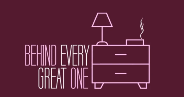 El logo de "Behind Every Great One" muestra una mesita rosa con lámpara y taza humeante sobre fondo burdeos.
